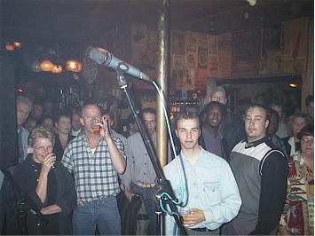 Sweaty Pants - Het publiek drinkt aandachtig naar de band. publiek,leon,dwight,kees,serge,wilma,barbiertje,paal,bier,microfoon